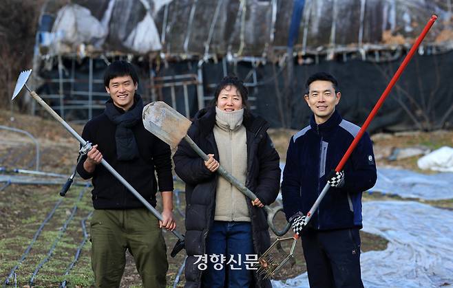 채소농사를 짓는 청년농부 이재영, 이윤선, 박건오씨(왼쪽부터)가 지난달 7일 충남 홍성군 홍동면 팔괘리 ‘오와린’ 농장에서 농기구를 들고 포즈를 취하고 있다. 서성일 선임기자