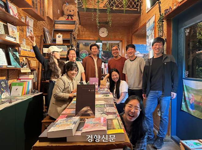 전북 진안의 달빛정류장협동조합 조합원들이 지난해 진안읍의 한 북카페에서 기념사진을 찍고 있다. 달빛정류장협동조합 제공