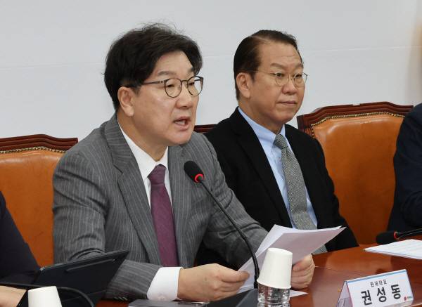 국민의힘 권성동 원내대표가 6일 서울 여의도 국회에서 열린 비상대책위원회의에서 발언하고 있다. 연합뉴스