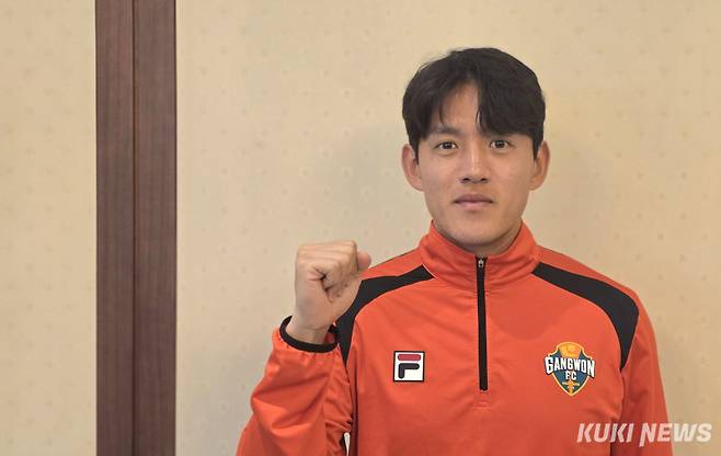 홍철이 5일 경남 남해군 남해스포츠파크호텔에서 취재진과 만나 인터뷰하고 있다. 김영건 기자