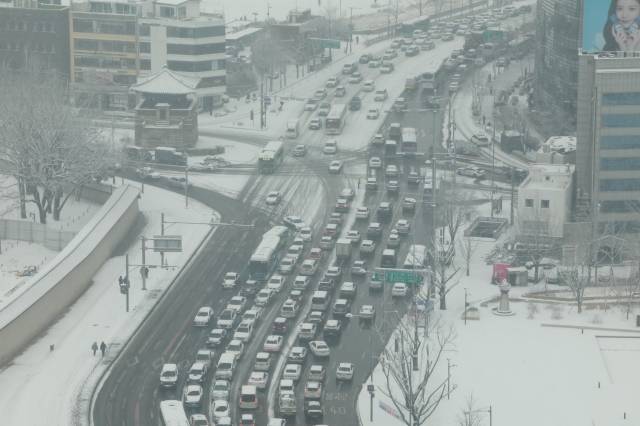 서울 지역에 대설주의보가 내려진 6일 서울 광화문, 율곡로 일대에 차량들이 서행을 하고 있다. 연합뉴스