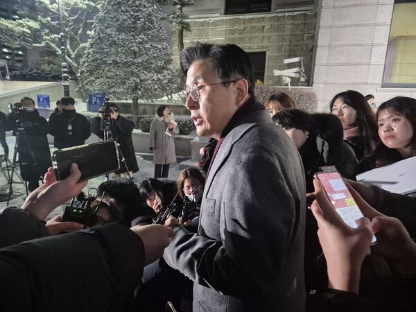 ▲6일 윤석열 대통령 측 대리인으로탄핵심판에 합류한 황교안 전 국무총리가 대통령 탄핵 재판이 끝난 뒤 심판정 앞에서 기자들에게 둘러싸여 있다. 사진=김예리 기자