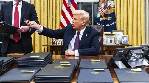 지난달 1월 20일 취임 첫 날 각종 행정명령에 서명하며 압도적 정책 물량을 쏟아내고 있는 도널드 트럼프 미국 대통령. <사진=EPA 연합>