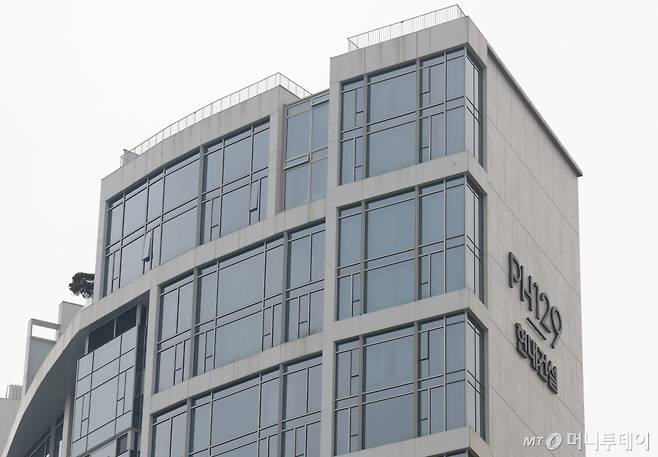 [서울=뉴시스] 고승민 기자 = 19일 국토교통부에 따르면 전국 가장 비싼 공동주택은 공시가 164억원을 기록한 서울 강남구 청담동 'PH129(더펜트하우스 청담, 407.71㎡)'으로 나타났다. 공시가격은 지난해보다 1억6000만원 오른 164억원이다. 한편 전국 가장 저렴한 공동주택은 강원 영월군 소재 다세대주택 '장릉레저타운' 전용면적 17.76㎡로 조사됐다. 가격은 273만원. 사진은 이날 PH129 모습. 2024.03.19. kkssmm99@newsis.com /사진=고승민