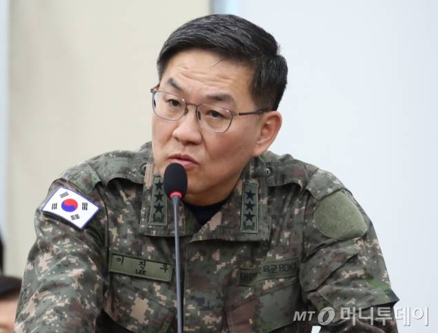 이진우 전 육군 수도방위사령관이 6일 서울 여의도 국회에서 열린 윤석열 정부의 비상계엄 선포를 통한 내란혐의 진상규명 국정조사특별위원회 전체회의(청문회)에서 의원 질의에 답하고 있다. / 사진=뉴시스