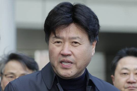 김용 전 민주연구원 부원장이 6일 서울 서초구 서울고등법원에서 열린 정치자금법 위반·뇌물 혐의 항소심 선고 공판에 출석하며 취재진 질문에 답변하고 있다.뉴시스