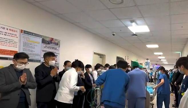 원광대학교병원에서 진행된 울림길 현장. 의료진들이 장기기증자 조석원(30) 씨를 배웅하며 추모 의식을 진행하고 있다.[한국장기조직기증원 제공]