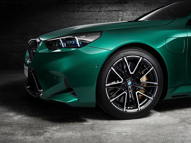 한국타이어가 장착된 BMW 고성능 세단 M5의 모습 [한국타이어 제공]
