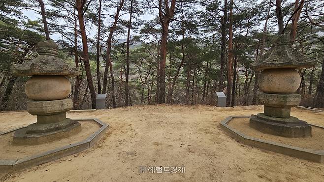 (왼쪽부터) 수암화상탑, 학조화상탑