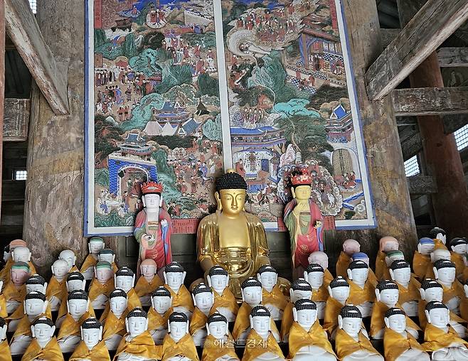팔상전 내부 팔상탱화. 부처님의 출가 전 상황을 그린 ‘사문유관상’과 ‘유성출가상’