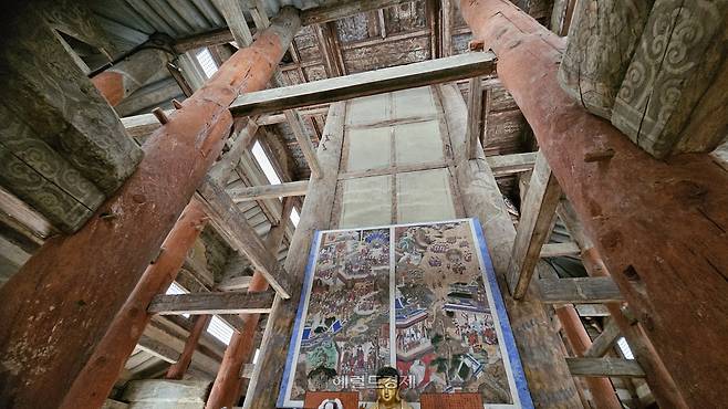 팔상전 내부 거대한 중심 기둥