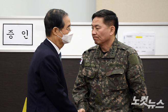 한덕수 국무총리와 이진우 전 수도방위사령관이 6일 서울 여의도 국회에서 열린 윤석열 정부의 비상계엄 선포를 통한 내란 혐의 진상규명 국정조사 특별위원회 3차 청문회에 출석하며 인사를 하고 있다. 윤창원 기자