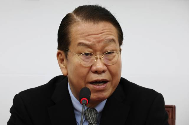 ▲국민의힘 권영세 비상대책위원장이 6일 국회에서 열린 신년 기자간담회에서 취재진의 질문에 답변하고 있다. ⓒ연합뉴스