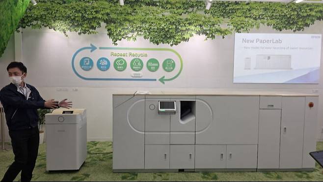 엡손 관계자가 5일 일본 나가노현 히로오카 사무소에서 ‘뉴 페이퍼랩’ 제품을 소개하고 있다.&nbsp; &nbsp;&nbsp;시오지리(일본)=이동수 기자