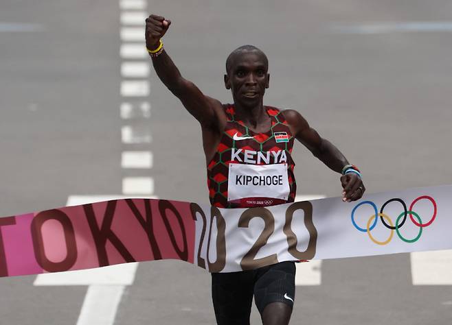 2020 도쿄 올림픽 남자 마라톤 경기에서 엘리우드 킵초게(케냐)가 1위로 결승선을 통과하고 있다. [동아DB]