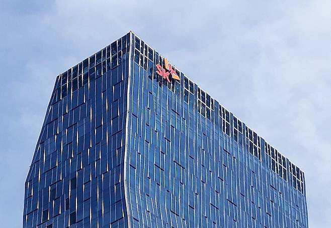 참여연대는 6일 기자회견을 열고 SK텔레콤이 5G 서비스 인가 과정에서 가계통신비 부담 가능성과 예상 매출액 통계를 축소·왜곡했다고 주장했다. 사진은 서울 중구에 위치한 SK텔레콤 사옥 ⓒ연합뉴스