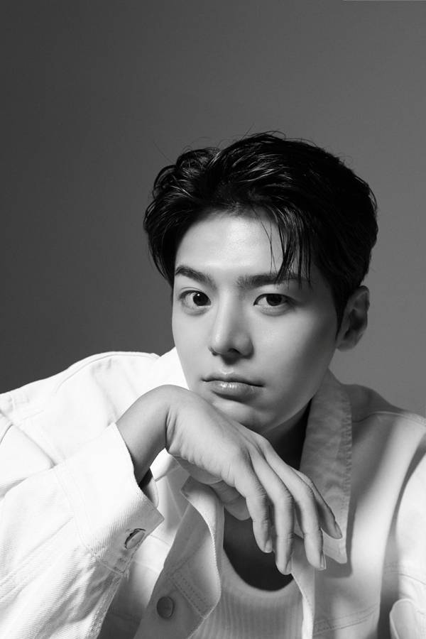 려운 / 사진=럭키컴퍼니 제공