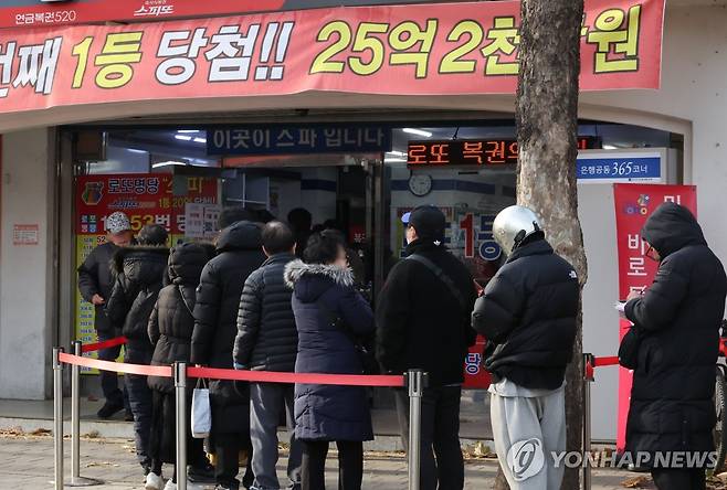저무는 해, 마지막 행운을 빌어보는 시민들 (서울=연합뉴스) 이진욱 기자 = 27일 오후 서울 노원구 한 로또판매점에 로또를 구매하려는 시민들이 길게 줄지어 서 있다. 2024.12.27 cityboy@yna.co.kr