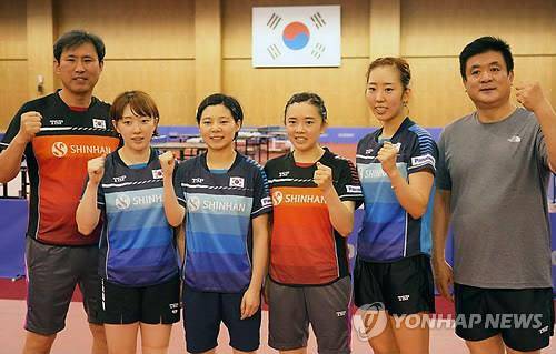 여자국가대표팀 감독 시절의 안재형 회장(맨 왼쪽) [연합뉴스 자료 사진]