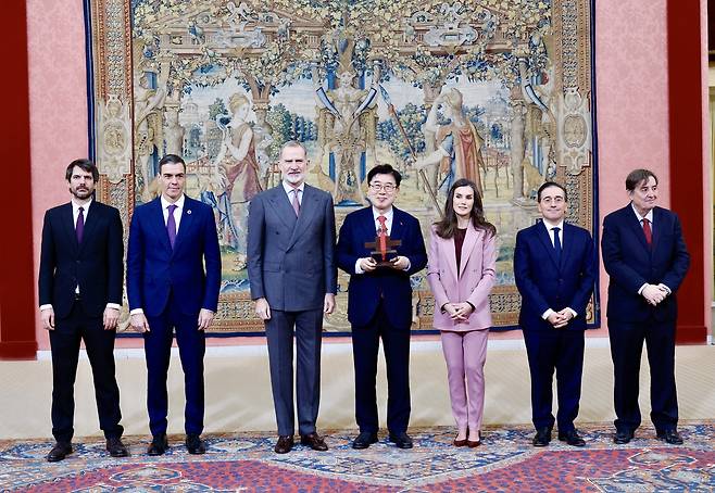 박철 전 외대총장 스페인 N(에녜)상 수상 왼쪽부터 도메네크 문화부장관, 산체스 총리, 펠리페국왕, 박철교수. 레티시아왕비, 알바레스 외무 장관, 몬테로 세르반테스 문화원장 
[박철 전 한국외대총장 제공. 재판매 및 DB 금지]