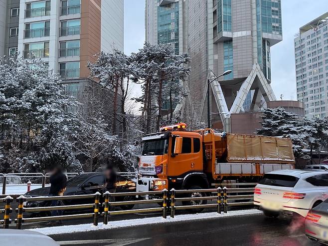 동대문구청 제설차-차량 접촉사고 [독자 제공. 재판매 및 DB 금지]