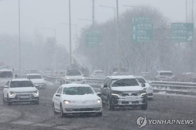 폭설에 조심조심 (서울=연합뉴스) 이진욱 기자 = 6일 서울 방화대교 부근 강변북로에서 차량이 폭설에 서행하고 있다. 2025.2.6 cityboy@yna.co.kr