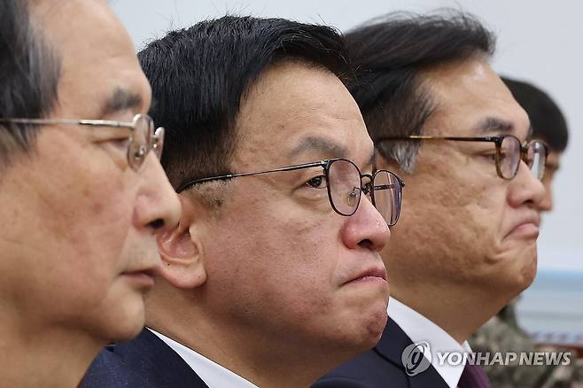 국조특위 참석한 한덕수 총리와 최상목 권한대행 (서울=연합뉴스) 김주성 기자 = 한덕수 국무총리(왼쪽부터)와 최상목 대통령 권한대행 부총리 겸 기획재정부 장관, 정진석 대통령 비서실장이 6일 국회에서 열린 '윤석열 정부의 비상계엄 선포를 통한 내란 혐의 진상규명 국정조사 특별위원회' 3차 청문회에서 위원 질의를 받고 있다. 2025.2.6 utzza@yna.co.kr