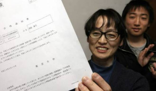 50세 엄마만 도쿄대 합격증을 받았다. 아들은 와세다대학에 진학했다. (사진=고베신문 캡처)