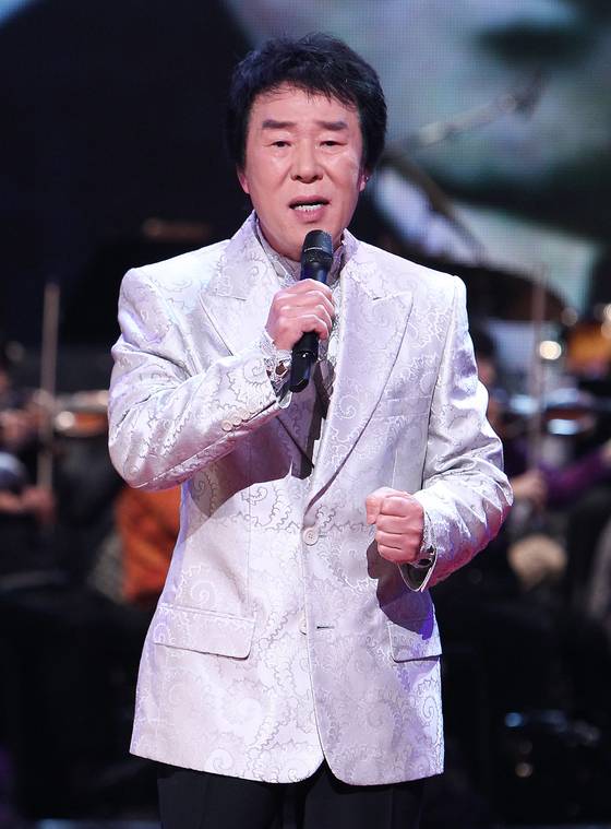 트로트 가수 송대관 별세   (서울=연합뉴스) '해뜰날' 등으로 큰 인기를 누린 트로트 가수 송대관이 7일 오전 별세했다. 향년 79세.   송대관은 1967년 '인정 많은 아저씨'로 데뷔해 1975년 '해뜰날'이 히트하며 인기 가수로 도약했다. 이후 '네박자', '유행가', '차표 한장' 등 많은 히트곡을 내며 태진아, 현철, 설운도와 함께 트로트 사대천왕으로 불렸다.   사진은 2010년 11월경 KBS 1TV '가요무대'25주년 특집 리허설'에서 열창하는 송대관. 2025.2.7 [연합뉴스 자료사진]   photo@yna.co.kr (끝)  〈저작권자(c) 연합뉴스, 무단 전재-재배포, AI 학습 및 활용 금지〉