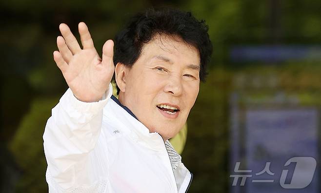 '국민 트로트 가수' 송대관이 별세했다. 향년 78세. 송대관은 지난 1967년 곡 '인정많은 아저씨'로 데뷔했다. 이후 1975년 발표한 곡 '해뜰날'이 대히트를 기록하며 전성기를 맞았고 이후 각종 상을 휩쓸며 트로트계 레전드로 올라섰다. 송대관은 곡 '정 때문에', '차표 한 장', '큰 소리 뻥뻥', '고향이 남쪽이랬지' 등의 히트곡을 남겼다. (뉴스1 DB) 2025.2.7/뉴스1