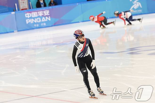 7일(현지시간) 중국 헤이룽장성 하얼빈 빙상훈련센터 다목적홀에서 열린 하얼빈 동계아시안게임 쇼트트랙 남자 1500ｍ 준준결승에서 박지원이 압도적 기량으로 레이스를 마치고 있다. 2025.2.7/뉴스1 ⓒ News1 이승배 기자