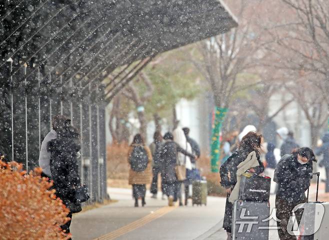 7일 오후 부산 강서구 김해국제공항 국제선 청사 앞에 눈이 내리고 있다. 2025.2.7/뉴스1 ⓒ News1 윤일지 기자