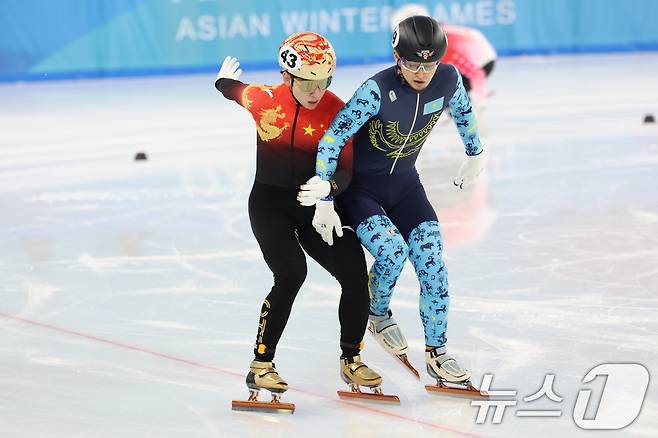 7일(현지시간) 중국 헤이룽장성 하얼빈 빙상훈련센터 다목적홀에서 열린 하얼빈 동계아시안게임 쇼트트랙 남자 1500ｍ 준준결승에서 중국 린샤오쥔이 카자흐스탄 선수와 치열한 자리 다툼을 벌이고 있다. 2025.2.7/뉴스1 ⓒ News1 이승배 기자