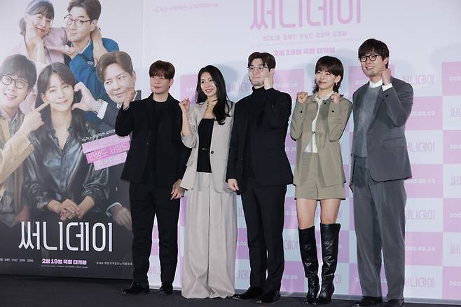 7일 서울 용산구 CGV용산아이파크몰에서 열린 영화 ‘써니데이’ 언론시사회 및 기자간담회에서 배우들이 포즈를 취하고 있다. 왼쪽부터 강은탁, 김정화, 한상진, 정혜인, 최다니엘. 사진 | 연합뉴스