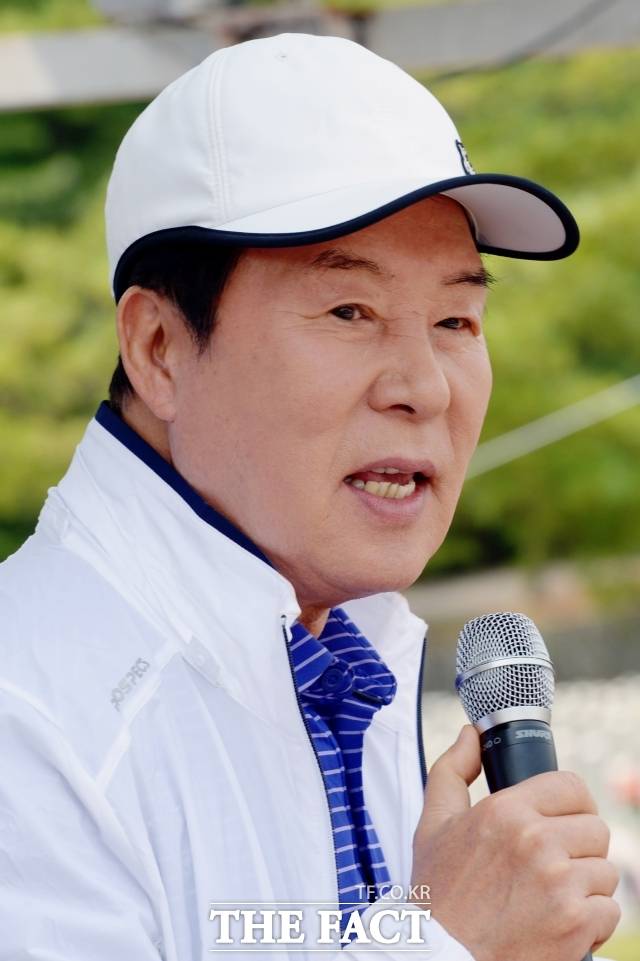 송대관의 가수 인생은 파란만장했다. 그의 대표 히트곡 '해뜰날'처럼 좌절과 절망을 딛고 극적으로 꽃을 피웠다. 사진은 송대관이 더팩트가 주최한 호국보훈의 달 기념 '현충원 나라사랑 걷기대회'에 참여하던 당시 모습. /더팩트 DB