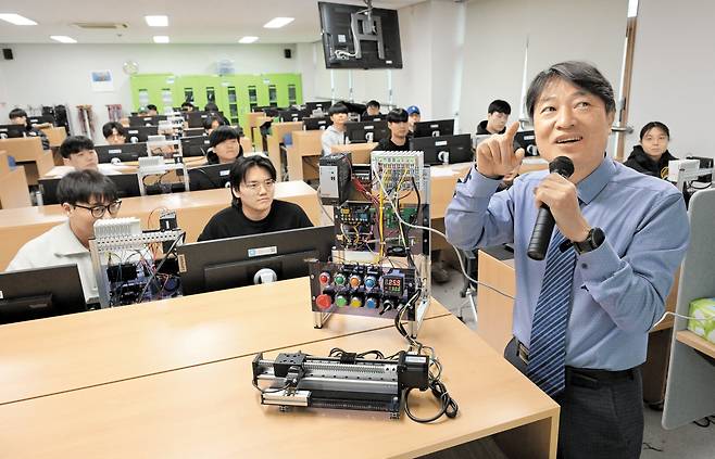 2025년 1월 16일 오전 서울 구로구 동양미래대에서 교육부 반도체부트 사업의 일환으로 겨울 계절학기 반도체 실습 수업이 진행되고 있다. /고운호 기자