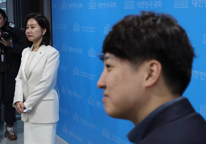 이준석 가칭 '개혁신당' 정강정책위원장이 2024년 1월 3일 서울 여의도 국회 소통관에서 허은아 의원의 국민의힘 탈당 기자회견을 바라보고 있다. /뉴스1
