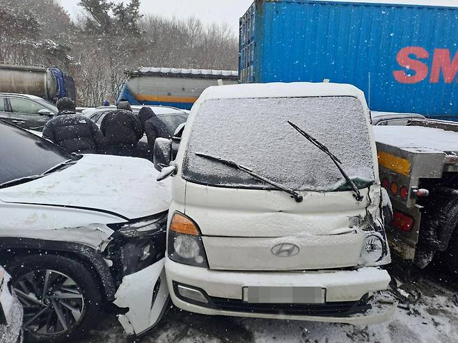 7일 오후 3시께 전북 남원시 대산면 순천완주고속도로 하행선 59㎞ 지점에서 차량 30여대가 잇따라 추돌하는 사고가 발생해 어지러운 모습을 보이고 있다. (전북자치도소방본부 제공) 2025.2.7 뉴스1