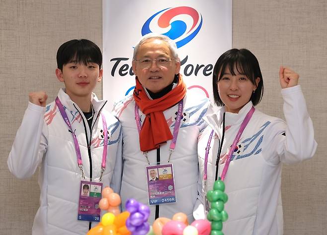 유인촌 문화체육관광부 장관이 지난 6일 중국 하얼빈 빅토리즈호텔에 마련된 제9회 하얼빈 동계아시안게임 선수촌을 방문해 컬링 국가대표 이재범(왼쪽), 김은지(오른쪽) 선수를 격려하고 함께 기념 촬영을 하고 있다.