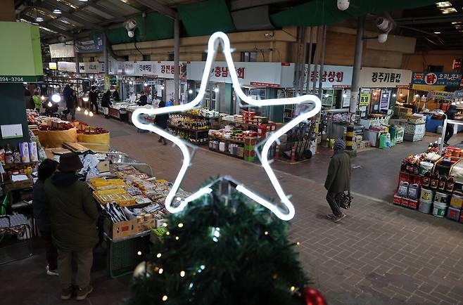 한국은행에 따르면 정치적 불확실성이 커지고 금융시장 변동성이 확대되면서 2024년 12월 소비심리가 코로나19 팬데믹 이후 가장 큰 폭으로 악화했다. 2024년 12월24일 서울의 한 전통시장이 썰렁한 모습이다. 연합뉴스