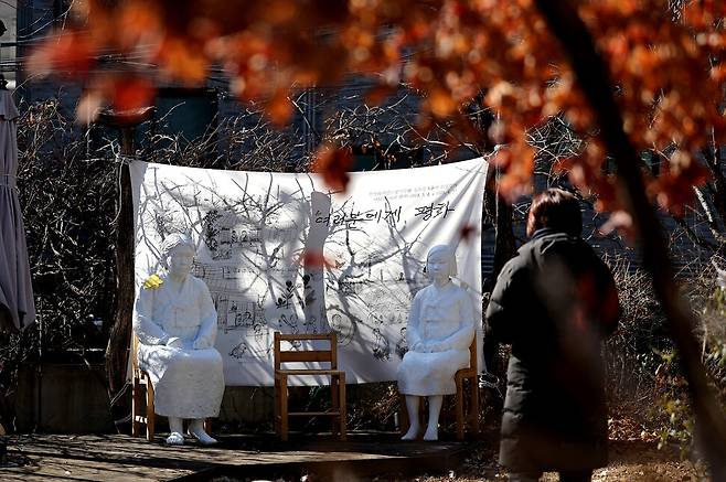 서울 마포구 성산동 전쟁과여성인권박물관에서 열린 `평화와 소녀, 상(像)\' 특별전시회. 김학순 할머니 석상(왼쪽)과 소녀상이 자리하고, 그 사이 빈 의자가 놓여 있다.