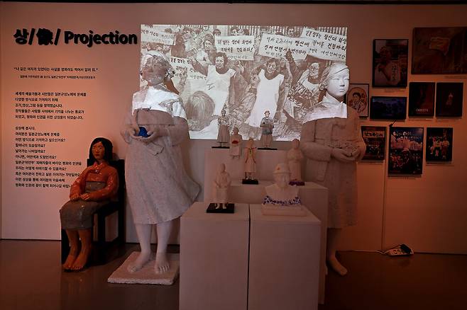 3부 ‘상’(像). ‘평화의 소녀상’ 원작자인 김서경, 김운성 작가의 조각과 일본군 성노예제 문제와 관련한 다양한 형식의 작품을 통해 일본군 ‘위안부’ 피해자들을 기억하고, 평화와 인권을 되새기는 자리다.