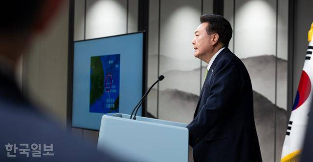 윤석열 대통령이 지난해 6월 3일 오전 서울 용산 대통령실 청사 브리핑실에서 포항 영일만 앞바다에 막대한 석유와 가스 매장 가능성이 있다는 브리핑을 하고 있다. 서재훈 기자