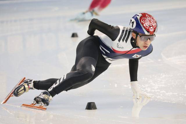 7일 중국 하얼빈 헤이룽장 빙상훈련센터 다목적홀에서 열린 2025 하얼빈 동계 아시안게임 쇼트트랙 남자 1,000m 예선에서 한국 박지원이 질주하고 있다. 하얼빈=연합뉴스