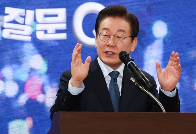 이재명 더불어민주당 대표가 7일 오전 서울 여의도 국회의원회관에서 열린 다함께 만드는 세상, 모두의 질문Q 출범식에서 격려사를 하고 있다. 뉴스1