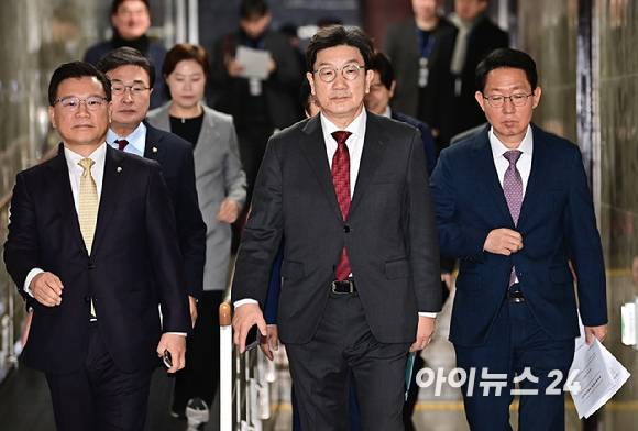 권성동 국민의힘 원내대표와 지도부가 7일 오전 서울 여의도 국회에서 열린 원내대책회의에 참석하고 있다. [사진=곽영래 기자]