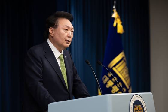 윤석열 대통령이 2024년 6월 3일 오전 서울 용산 대통령실 청사 브리핑실에서 포항 영일만 앞바다에 막대한 석유와 가스 매장 가능성이 있다는 브리핑을 하고 있던 모습. 대통령실사진기자단