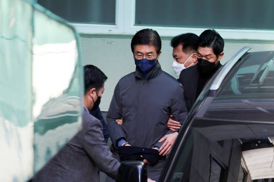 '12·3 비상계엄 사태'에 관여한 혐의로 구속기소된 김봉식 전 서울경찰청장이 지난해 12월 20일 오후 서울 남대문경찰서에서 나와 검찰로 송치되는 모습. 뉴스1