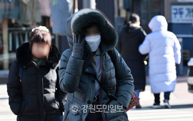 ▲ 한파 웅크린 시민