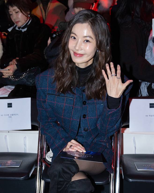 서울패션위크 오프닝 무대였던 ‘한나신’ 패션쇼 현장을 찾은 배우 윤소이씨. 서울패션위크 제공